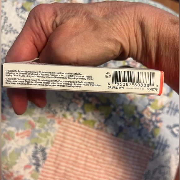 New in box -iPhone 4 Griffin motif phone case - Picture 4 of 7